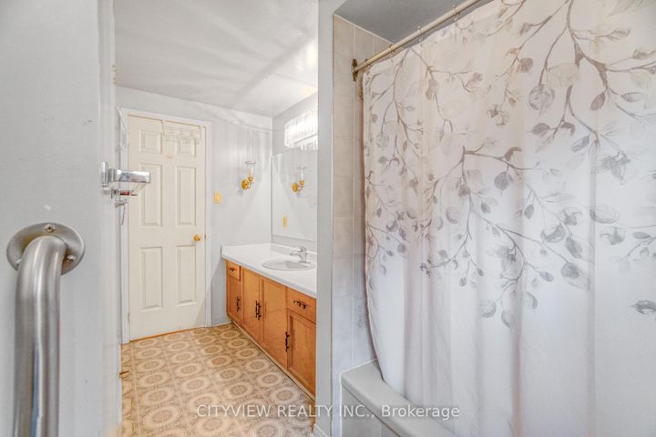 Photo 38 at 4165 Independence Avenue, Rathwood, Mississauga
