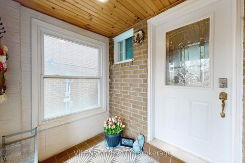 Photo 2 at 31 Royal Colwood Court, Glen Shields, Vaughan