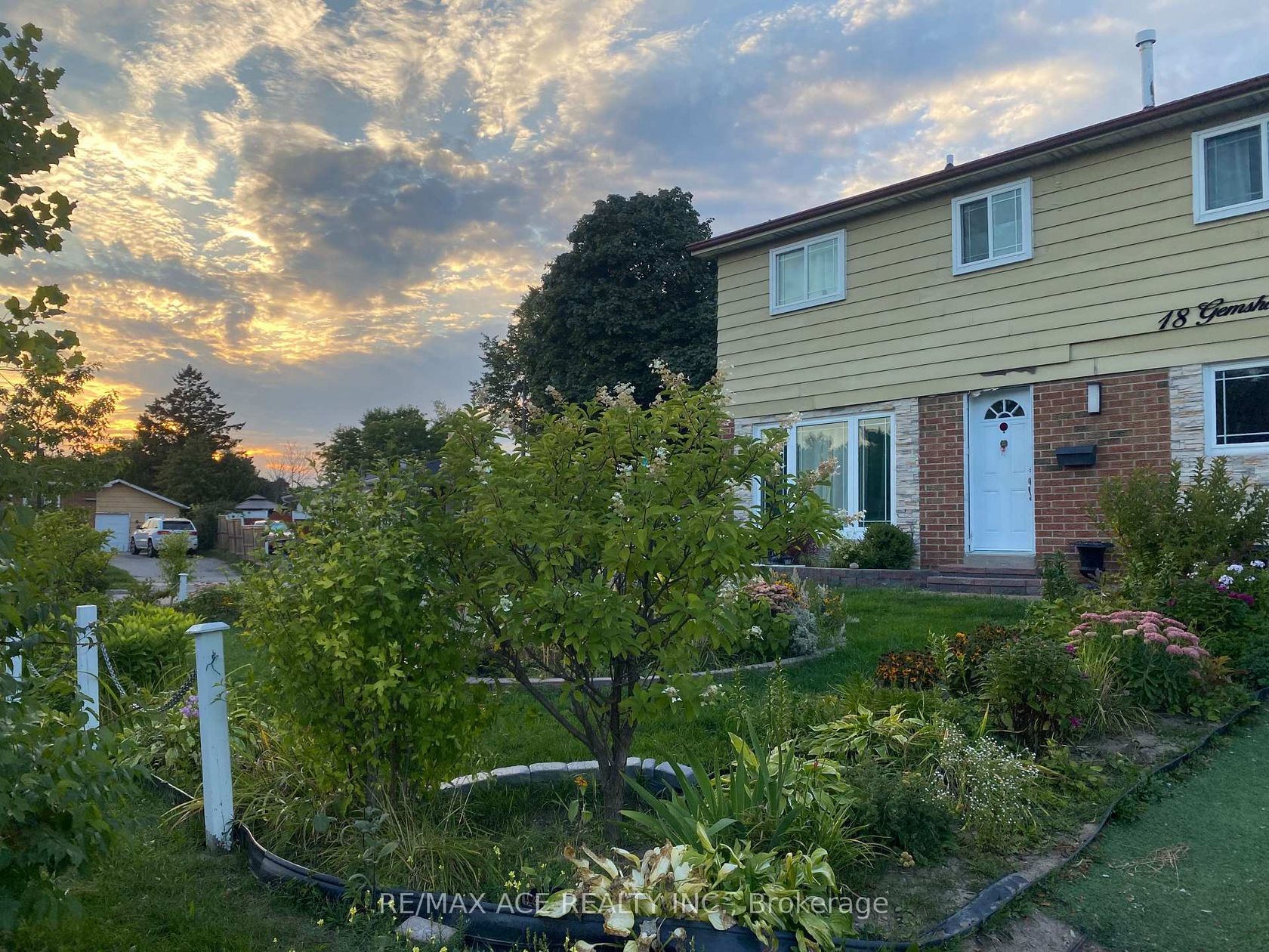18 Gemshaw Crescent, Malvern, Toronto 