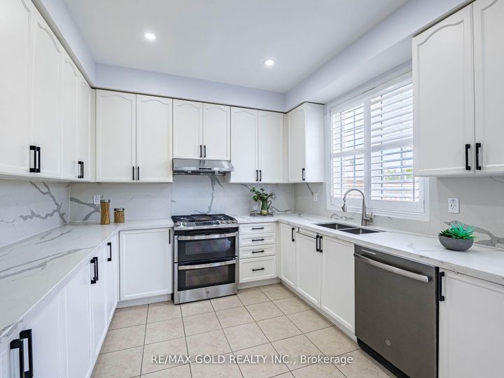 Photo 12 at 36 Treegrove Crescent, Fletcher's Meadow, Brampton