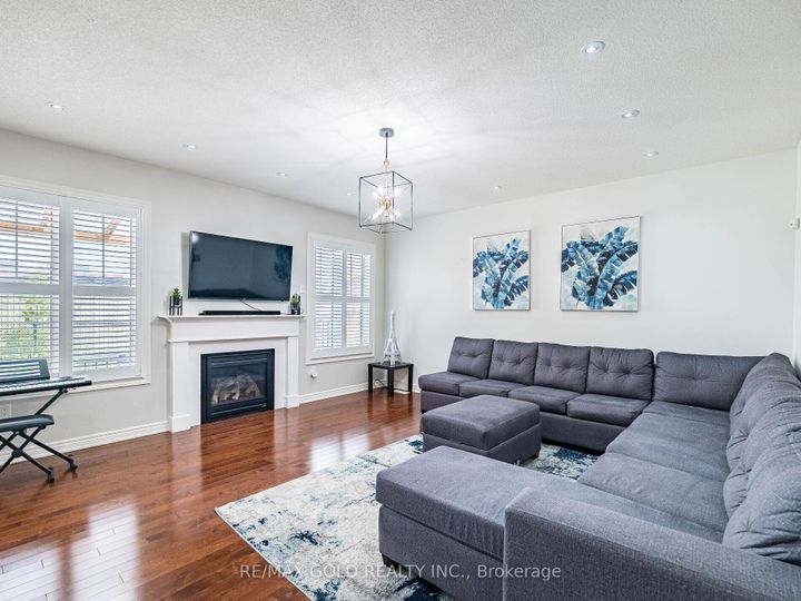 Photo 6 at 18 Divinity Circle, Northwest Brampton, Brampton