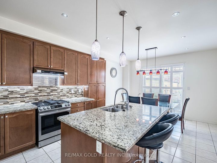 Photo 10 at 18 Divinity Circle, Northwest Brampton, Brampton