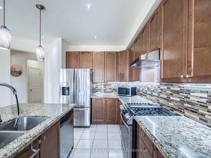 Photo 15 at 18 Divinity Circle, Northwest Brampton, Brampton