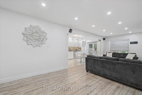 Photo 10 at 908 Oaktree Crescent, Summerhill Estates, Newmarket