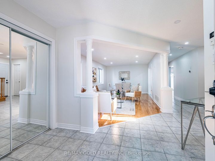 Photo 2 at 26 Yuile Court, Fletcher's Creek South, Brampton