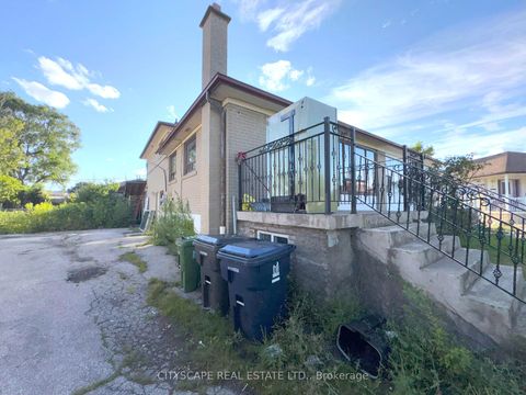Photo 2 at 11 Melpham Court, Clairville, Toronto