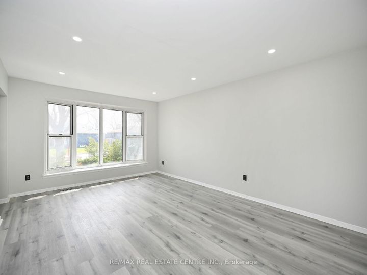 Photo 2 at 34 windermere Court, Northwood Park, Brampton
