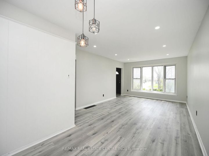 Photo 3 at 34 windermere Court, Northwood Park, Brampton
