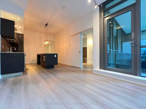 Photo 11 at 214 - 8 Charlotte Street, Waterfront Communities C1, Toronto