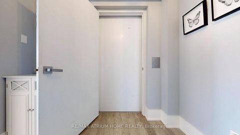 Photo 2 at 715 - 1 Gloucester Street, Yonge Corridor, Toronto