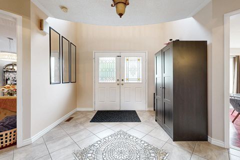 Photo 3 at 98 Charing Crescent, Aurora Highlands, Aurora
