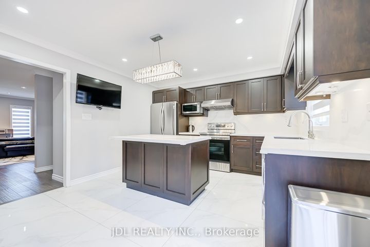 Photo 18 at 103 Thoroughbred Way, Berczy, Markham