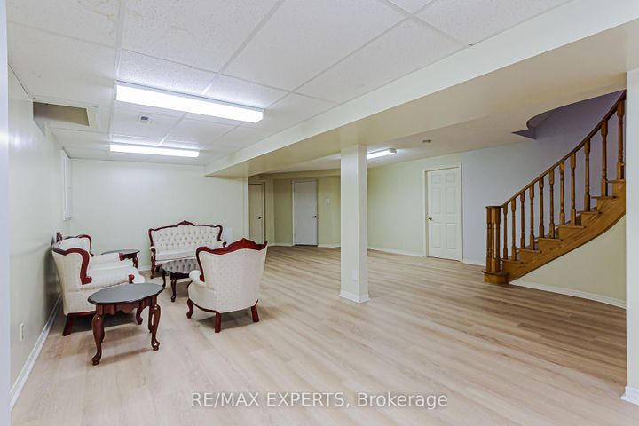 Photo 10 at 100 Nimbus Place, East Woodbridge, Vaughan