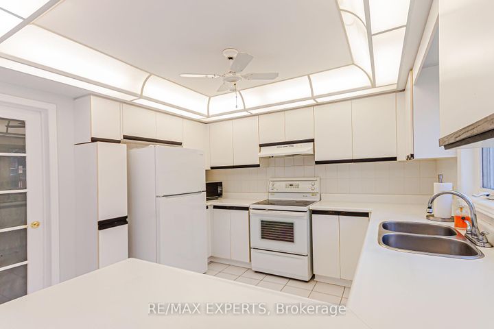 Photo 34 at 100 Nimbus Place, East Woodbridge, Vaughan