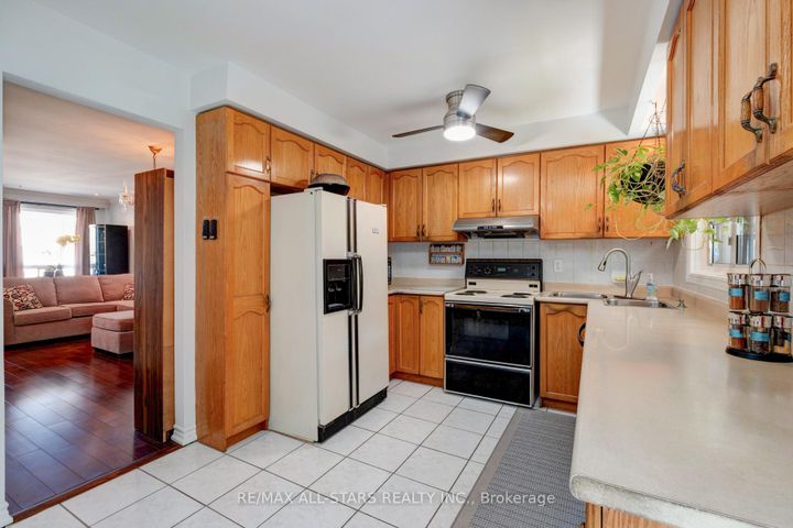Photo 13 at 8A Ruthven Place, Smythe, Toronto
