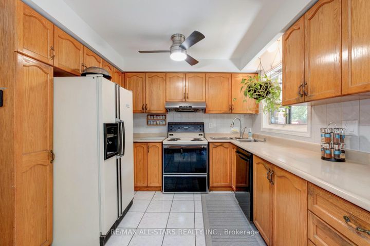 Photo 14 at 8A Ruthven Place, Smythe, Toronto