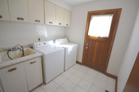 Photo 4 at 64 Partridge Circle, West Woodbridge, Vaughan Photo 4 at 64 Partridge Circle, West Woodbridge, Vaughan