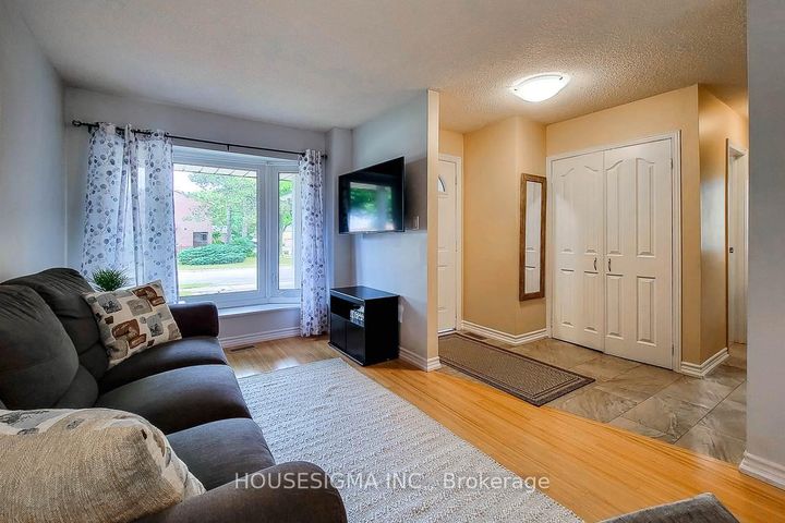 Photo 2 at 3111 Cantelon Crescent, Meadowvale, Mississauga