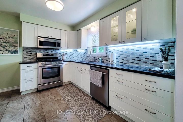 Photo 5 at 3111 Cantelon Crescent, Meadowvale, Mississauga