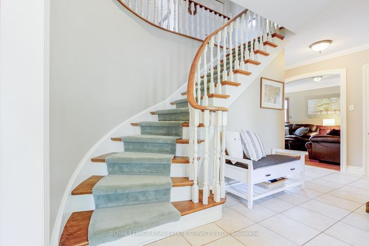 Photo 2 at 716 Cameron Court, Erindale, Mississauga