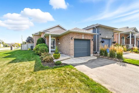 Photo 2 at 1 Daiseyfield Avenue, Courtice, Clarington