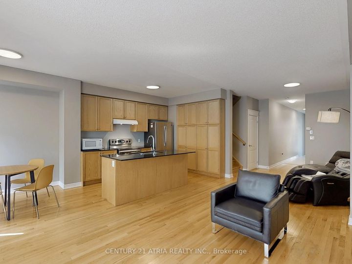 Photo 4 at 8 Moonseed Lane, Oak Ridges Lake Wilcox, Richmond Hill