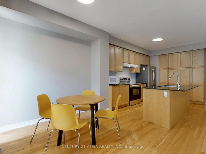 Photo 7 at 8 Moonseed Lane, Oak Ridges Lake Wilcox, Richmond Hill