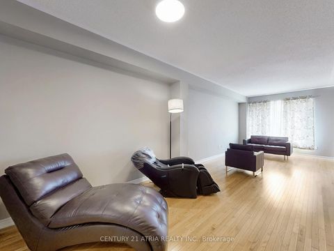 Photo 2 at 8 Moonseed Lane, Oak Ridges Lake Wilcox, Richmond Hill