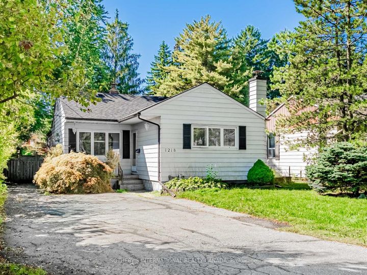 Photo 2 at 1218 Lakebreeze Drive, Mineola, Mississauga