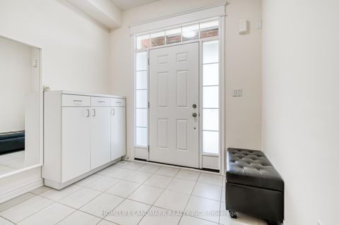 Photo 2 at 33 Thornapple Lane, Oak Ridges Lake Wilcox, Richmond Hill