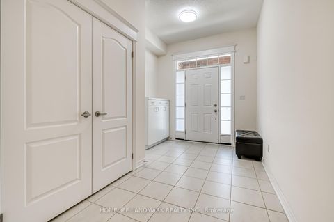 Photo 3 at 33 Thornapple Lane, Oak Ridges Lake Wilcox, Richmond Hill