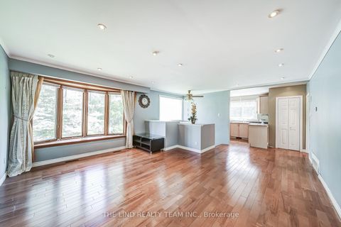 Photo 6 at 20 Haida Drive, Aurora Heights, Aurora