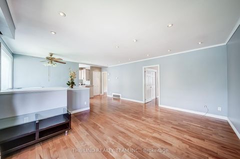 Photo 7 at 20 Haida Drive, Aurora Heights, Aurora