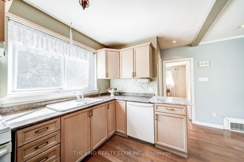 Photo 9 at 20 Haida Drive, Aurora Heights, Aurora