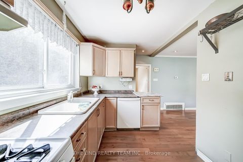 Photo 10 at 20 Haida Drive, Aurora Heights, Aurora