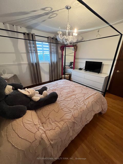 Photo 13 at 95 Dunstan Crescent, West Woodbridge, Vaughan