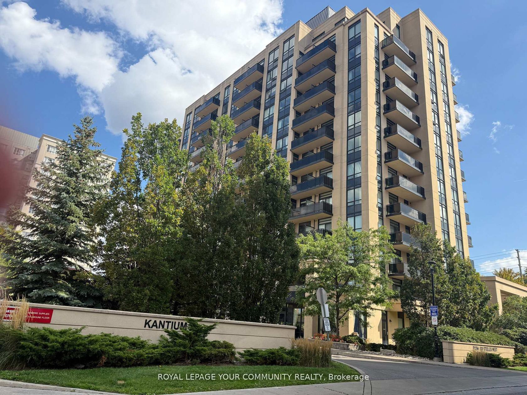 208 - 520 Steeles Avenue W, Yorkhill, Vaughan 