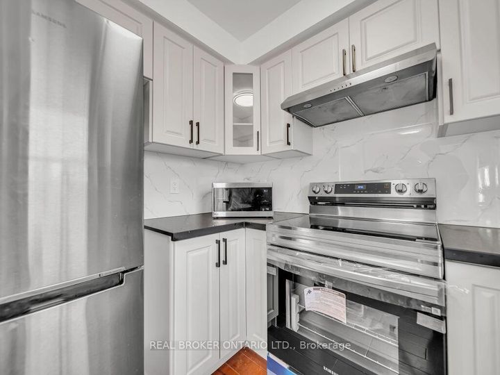 Photo 14 at 332 Riverstone Drive, WC Wedgewood Creek, Oakville
