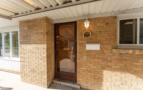 Photo 3 at 39 Pakenham Drive, Kipling, Toronto