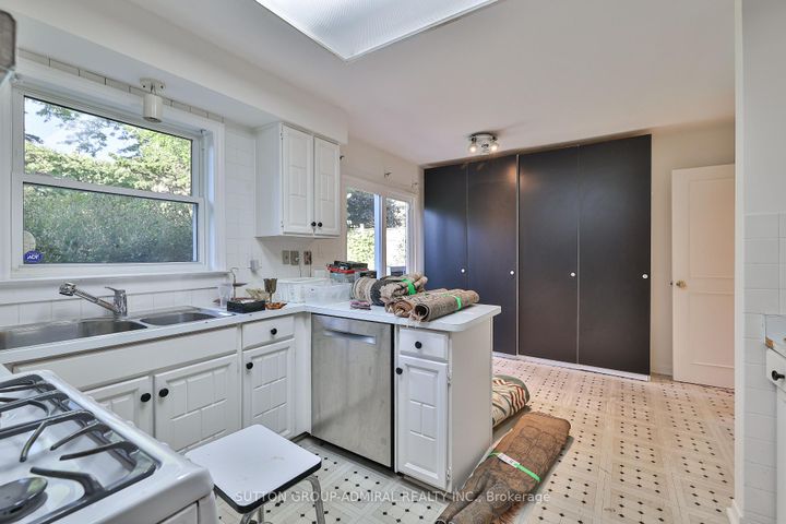 Photo 13 at 22 Cobblestone Drive, German Mills, Markham