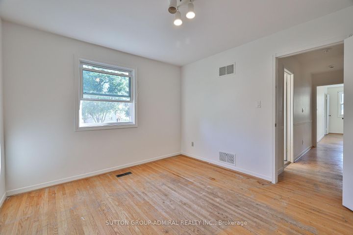 Photo 31 at 22 Cobblestone Drive, German Mills, Markham