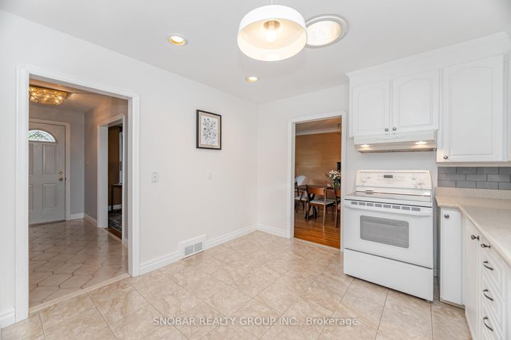 Photo 9 at 154 Maplewood Road, Mineola, Mississauga