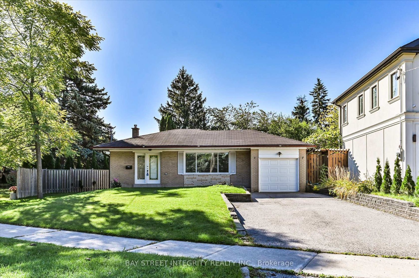 1 Caines Avenue, Newtonbrook West, Toronto 2