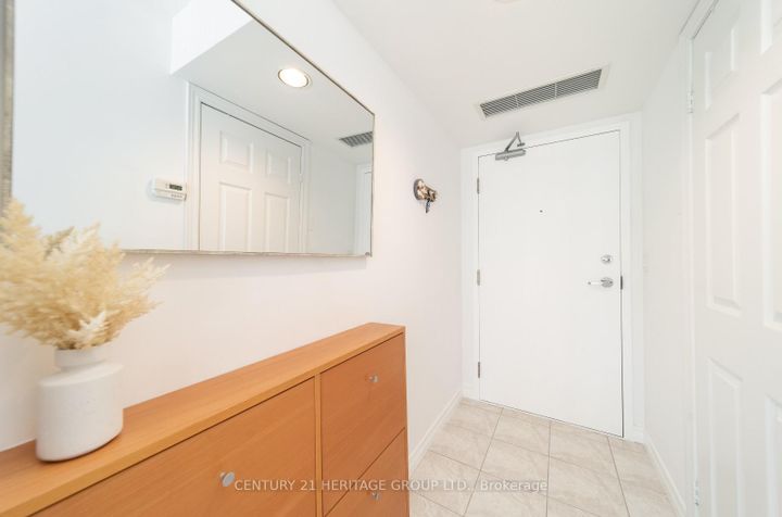 Photo 3 at 303 - 211 Randolph Road, Leaside, Toronto