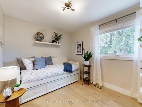 Photo 16 at 17 Sir Caradoc Place, Markham Village, Markham