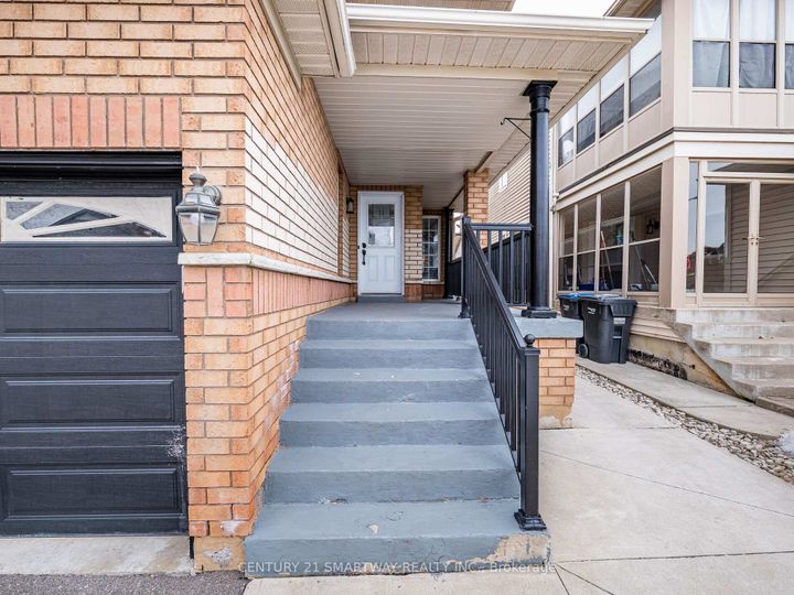 Photo 2 at 124 Porchlight Road, Fletcher's Creek Village, Brampton