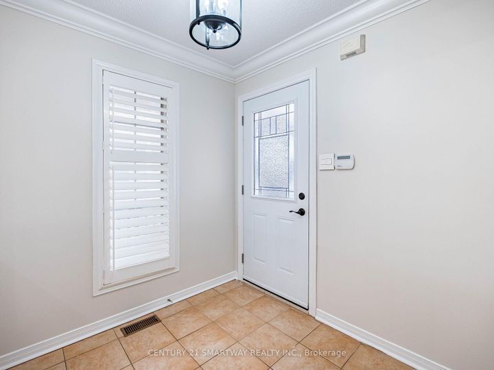 Photo 5 at 124 Porchlight Road, Fletcher's Creek Village, Brampton