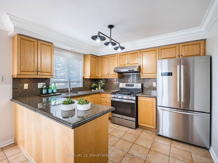 Photo 13 at 124 Porchlight Road, Fletcher's Creek Village, Brampton