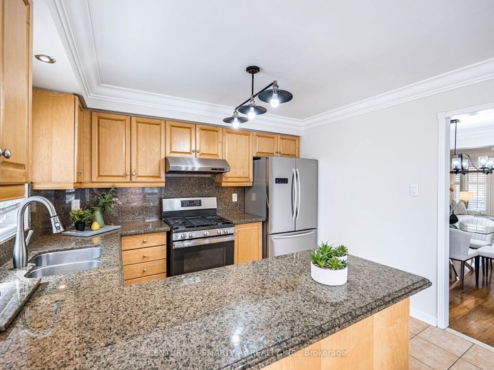 Photo 14 at 124 Porchlight Road, Fletcher's Creek Village, Brampton