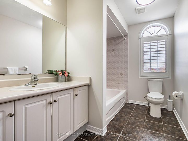 Photo 32 at 124 Porchlight Road, Fletcher's Creek Village, Brampton
